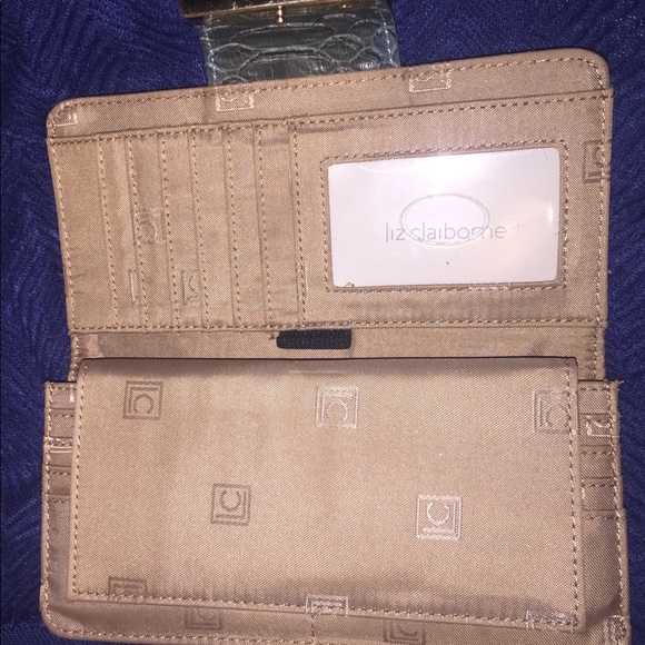 Liz Claiborne wallet - Picture 3 of 5